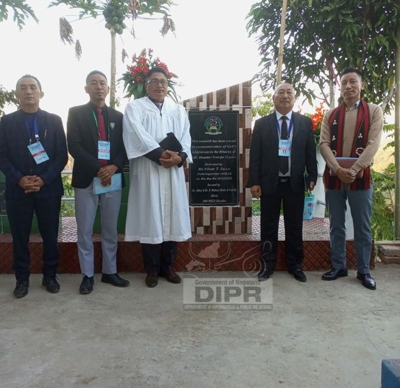 Vihoto T Tucco, F/S NSBAK along with Inoka Pastor Bhandar, Er Hukato Shohe, Akihito Sumi, Asst Commandant, L Shiyiho Awomi, Chairman JPH after unveiling the monolith at Bhandari Town on December 10. (DIPR Photo)